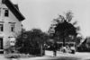 Blick am Wohnhaus vorbei über die Gabelung der Crailsheimer und Ellwanger Straße auf den damaligen Sitz von „Bader & Hagelloch“ mit Tankstelle, wohl frühe 1930er Jahre. Foto: Privat (StadtA Schwäb. Hall DIG 06492)