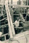 Neubau der Kocherbrücke, 1957. Arbeiter beim Bau einer Verschalung. Foto: privat (StadtA Schwäb. Hall FS 54398)