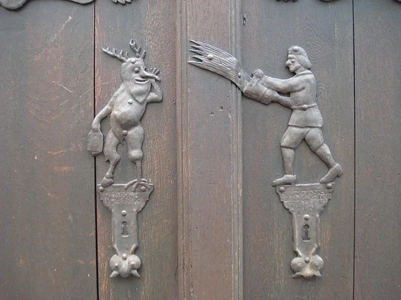 Die Beschläge an der Kellertür zeigen den Haalgeist und einen Salzsieder und illustrieren eine durch den Chronisten Georg Widman überlieferte Geschichte (Von des Teufels Nasen). Oktober 2009. Foto: Daniel Stihler (StadtA Schwäb. Hall Server Häuserlexikon)