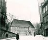 Blick entlang der Klosterstraße mit dem einretuschierten Entwurf Dr. Eduard Krügers für den Neubau der Landeszentralbank, 1950 (StadtA Schwäb. Hall FS 54110)