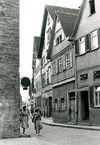 Teilansicht des Hauses am rechten Bildrand, 1954. Foto: Baurechtsamt Schwäbisch Hall (Baurechtsamt Schwäbisch Hall, Bauakten Gelbinger Gasse 34)