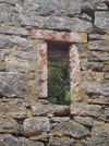 Im der Gartenmauer erhaltenes Fenster des Gebäudes Im Lindach 10. Foto: Daniel Stihler (StadtA SHA Server Häuserlexikon)