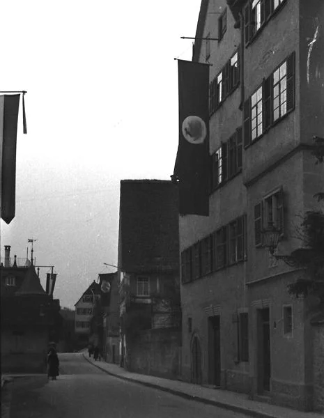 Mit Beflaggung für einen nationalsozialistischen Feiertag (evtl. 1. Mai). Undat., 1933 oder kurz danach. Fotograf unbekannt (StadtA Schwäb. Hall DIG 05887, Original: Ivo Lavetti / www.nostalgus.de, alle Rechte vorbehalten)