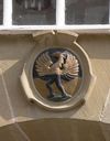 Wappenstein mit dem Wappen der Familie Vogelmann, wohl aus den 1950er Jahren, 2007. Foto: Dietmar Hencke (StadtA Schwäb. Hall DIG 01856)