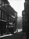 Blick aus der Schulgasse, das Haus ist rechts an der Zigarettenwerbung an der Fassade erkennbar. Undat., um 1928-1934. Fotograf unbekannt (StadtA Schwäb. Hall DIG 05808, Original: Ivo Lavetti / www.nostalgus.de, alle Rechte vorbehalten)