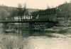 Neubau der Kocherbrücke, 1957. Bau von Verschalungen für Pfeiler, dahinter die alte Brücke. Foto: privat (StadtA Schwäb. Hall FS 54396)