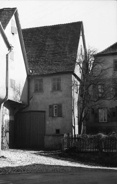 Blick von der Blendstatt auf das Nebengebäude (links). Undat., um 1928-1934. Fotograf unbekannt (StadtA Schwäb. Hall DIG 05768, Original: Ivo Lavetti / www.nostalgus.de, alle Rechte vorbehalten)