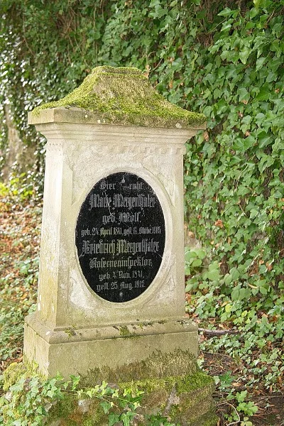 Grabstein des Kaserneninspektors Friedrich Mergenthaler (gest. 1917) und seiner Ehefrau Marie Mergenthaler geb. Moll (gest. 1905), August 2014. Foto: Dietmar Hencke (StadtA SHA DIG 06016)