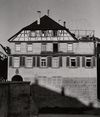 Bild wohl kurz nach dem Abschluss der im August 1948 beendeten Bauarbeiten zum Einbau der Arkaden und Rückversetzung der Ladenfront in der nordwestlichen Hausecke. Foto: Fachbereich Planen und Bauen der Stadt Schwäbisch Hall (StadtA Schwäb. Hall DIG 05262)