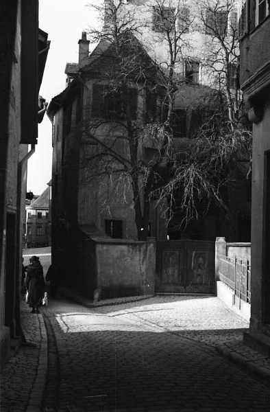 Das Hinterhaus von der Oberen Herrngasse aus gesehen. Undat., um 1928-1935. Fotograf unbekannt (StadtA Schwäb. Hall DIG 05841, Original: Ivo Lavetti / www.nostalgus.de, alle Rechte vorbehalten)