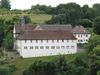 Blick auf die Gesamtanlage aus Richtung Norden vom Wehrgang aus, im Vordergrund die ab 1713 durch den  Würzburger Baumeister Joseph Greising errichtete Klosteranlage, Juni 2014. Foto: Daniel Stihler (StadtA Schwäb. Hall DIG  05364)