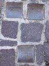 Am 13. Oktober 2005 verlegte der Kölner Künstler Gunter Demnig drei „Stolpersteine“ für die vom NS-Regime wegen ihrer jüdischen Herkunft ermordeten Hausbewohner Meier Pfeiffer, Karoline Pfeiffer und Berta Reiss (StadtA Schwäb. Hall DIG 02751)