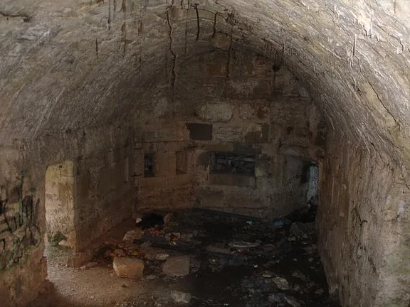 Blick in das Kellergewölbe. Bild aus dem Mai 2007. Foto: Daniel Stihler (StadtA Schwäb. Hall DIG 03806)