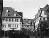 Blick aus der Schwatzbühlgasse. An der Fassade des Hauses ist der Name von Jakob Würzburger (1882-1939) zu lesen, der 1907 die Textilwarenhandlung  Gotthilf Sätteles übernommen hatte. Als Folge des nationalsozialistischen Boykotts gegen Kaufleute jüdischer Herkunft musste Jakob Würzburger das Geschäft 1936 verkaufen; er starb kurz vor der geplanten Auswanderung aus Deutschland 1939 in Stuttgart. Undat., um 1928-1934. Fotograf unbekannt (StadtA Schwäb. Hall DIG 05805, Original: Ivo Lavetti / www.nostalgus.de, alle Rechte vorbehalten)