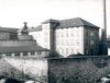 Blick aus Richtung Osten von einem etwas südlicheren Standort aus auf die Rückseite der Justizvollzugsanstalt, 1977. Foto: Haller Tagblatt (StadtA Schwäb. Hall FS 06839)