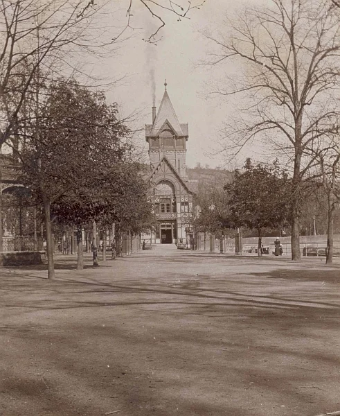 Blick aus etwas größerer Distanz über den Unterwöhrd aus auf das Solbad, Foto um 1900 (StadtA Schwäb. Hall FS 08601)