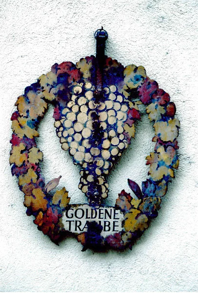 Das alte Wirtshausschild der „Goldenen Traube“ in der Sammlung des Kunstschmieds Emil Schmidt jun., Bild von 1995. Foto: Hans Werner Hönes (StadtA Schwäb. Hall R62/26).