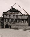 Bild kurz vor 1954,  mit eingezeichneten Veränderungen des äußeren Erscheinungsbilds durch den geplanten Umbau. Foto: Fachbereich Planen und Bauen der Stadt Schwäbisch Hall (StadtA Schwäb. Hall DIG 05261)