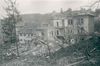 Gesamtansicht mit dem teilweise eingestürzten Hinterhaus nach dem Luftangriff vom 23. Februar 1945, links daneben das Nachbarhaus Nr. 25 (StadtA Schwäb. Hall FS 38479)