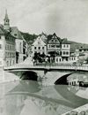 Die Henkersbrücke mit dem Ensemble des Hauses Deutsch und der „Ilge“; man beachte den außen an der Brücke angebrachten Rettungsring. 1910er oder 1920er Jahre. Fotograf unbekannt (StadtA Schwäb. Hall FS 53456)