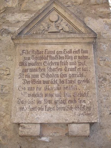 Faustgedicht von Heinz Sausele an der Aussenseite des Hauses. Es gibt zwar Indizien dafür, dass sich der historische Faust in Schwäbisch Hall aufgehalten hat, aber dass er den Schuhbäck besucht haben soll, muss als Legende gelten, die wohl auch neueren Ursprungs ist. Bild von 2007 (StadtA SHA Server Häuserlexikon)