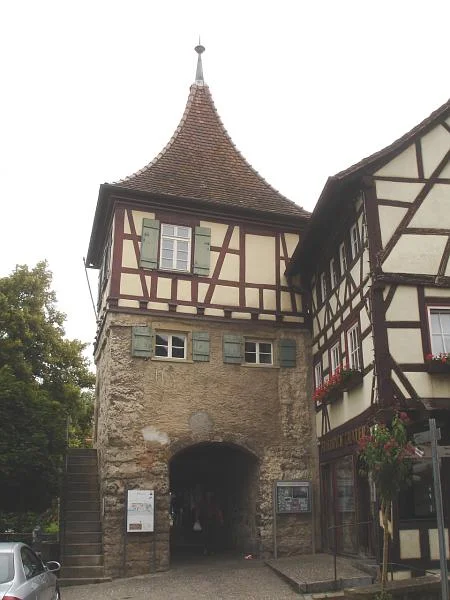Westseite des Turms zur Bahnhofstraße hin. Bild aus dem Mai 2007. Foto: Daniel Stihler (StadtA Schwäb. Hall DIG 00978)