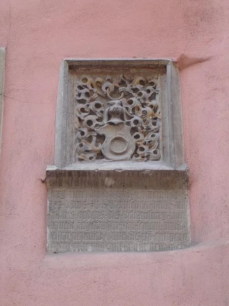 Dieser Wappenstein von 1502 nennt den Komtur Friedrich von Enzberg und verweist auf eine Erneuerung des Bauwerks: „Anno dni. MDII hat der erwürdig und gestreng herr Friderich von Entzperg ritterbruder vnd Comenthor des haus zu Schwabischen hall Sant johanns ordens dise behawsung von newem angefangen von seinem bruder seligen nemlich Cunrads vo entzberg zum erbe und aigen gut geschenket“. Bild aus dem April 2007. Foto: Daniel Stihler (StadtA Schwäb. Hall DIG 01766)