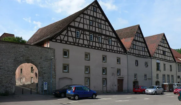 Die drei Spitalscheuern vor der Renovierung, links Nr. 4, August 2007. Foto: Dietmar Hencke (StadtA Schwäb. Hall DIG 6809)