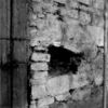 Aufnahme aus dem Jahr 1986: Während der Sanierungsarbeiten trat der Rest eines romanischen Rundbogens rechts von der Tür auf der Ostseite zu Tage. Foto: Albrecht Bedal