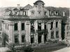 Ruine des Rathauses im März 1946, mit ersten Vorbereitungen für den Wiederaufbau (Stangen für Gerüst) (StadtA Schwäb. Hall FS 41157)