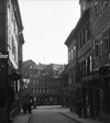 Undatiertes Foto um 1933 (1. Haus von rechts, mit Schild „Optiker Buck“). Fotograf unbekannt (StadtA Schwäb. Hall DIG 05833, Original: Ivo Lavetti / www.nostalgus.de, alle Rechte vorbehalten)