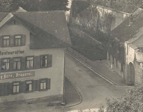 Ausschnitt aus einem Bild des Crailsheimer Tores um 1900, eine Vorlage des Postkartenverlags von August Seyboth (StadtA SHA Seyboth F 0019)