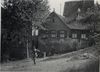 Das einzige auffindbare Bild des Hauses entstand kurz vor dem Abbruch für den Bau der Umgehungsstraße (heutige Johanniterstraße) im Sommer 1933. Es zeigt das Haus von außerhalb der Stadt aus Richtung Norden, im Vordergrund sind Vermessungsarbeiten für den Straßenbau im Gang (StadtA SHA FS 12236)