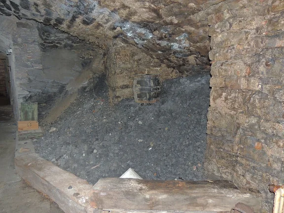 Altes Kohlenlager im hinteren der beiden tieferen Keller, Juni 2016. Foto: Daniel Stihler (StadtA Schwäb. Hall DIG 09480)