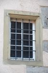 Fenster zum Erdgeschoss auf der Südseite mit Jahreszahl „1590“, Oktober 2018. Foto: Daniel Stihler (StadtA Schwäb. Hall DIG 11066)