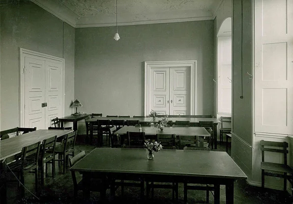 Speisesaal der Heimvolkshochschule. Aus einem Fotoalbum der Heimvolkshochschule von etwa 1927, Fotograf nicht genannt (StadtA Schwäb. Hall S01/2171)
