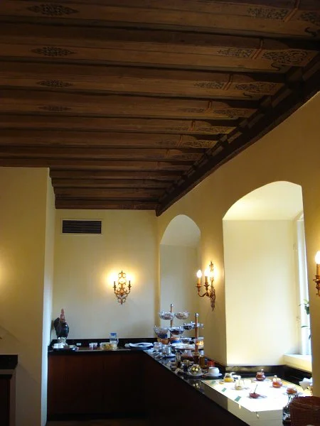 Frühstücksraum im EG mit Bohlendecke, Mai 2009. Foto: Daniel Stihler (StadtA Schwäb. Hall DIG 01446)