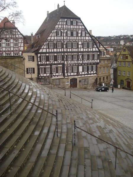 Blick von der Nordbastion auf die Treppe, im Hintergrund das Clausnizerhaus (Am Markt 2), Februar 2013. Foto: Daniel Stihler (StadtA Schwäb. Hall DIG 03265)