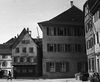 Blick aus Richtung Süden, Rechts neben dem Haus das ehemalige „Rössle“ (Schulgasse 16). Undat., um 1928-1934. Fotograf unbekannt (StadtA Schwäb. Hall DIG 05788, Original: Ivo Lavetti / www.nostalgus.de, alle Rechte vorbehalten)