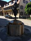 Brunnen mit Gnomfigur neben dem Haus Gelbinger Gasse 72, Bronzeplastik von Jürgen Goertz, 1986, Südostansicht, September 2018 (StadtA Schwäb. Hall DIG 11029).