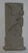 Stein mit dem Wappen der Herren von Neuenstein in der Nordwand im Bereich der Empore, vermutlich aus dem 14. Jahrhundert, März 2009. Foto: Daniel Stihler (StadtA Schwäb. Hall DIG 00375)