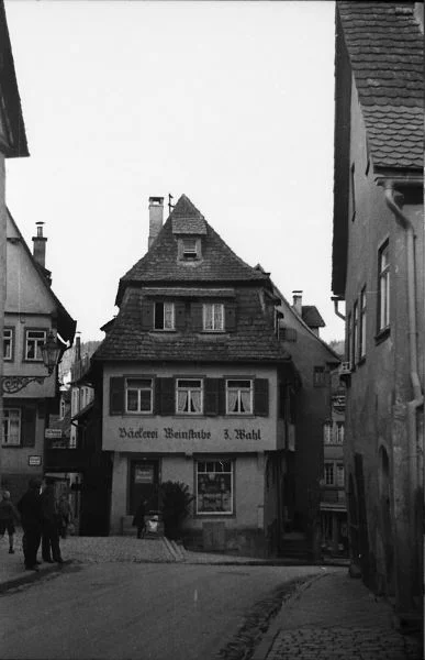 Undatiertes Foto um 1928-1934, Giebel des Hauses Zollhüttengasse 3 am rechten Bildrand. Fotograf unbekannt (StadtA Schwäb. Hall DIG 05917, Original: Ivo Lavetti / www.nostalgus.de, alle Rechte vorbehalten)
